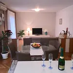 Geraeumige Mit Schoenem Garten By Interhome Apartmán *