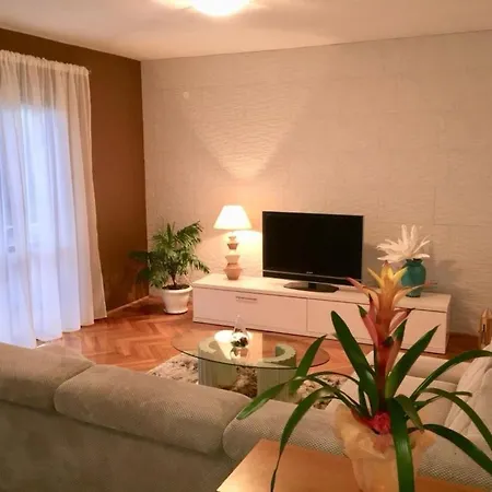 아파트 Geraeumige Mit Schoenem Garten By Interhome *