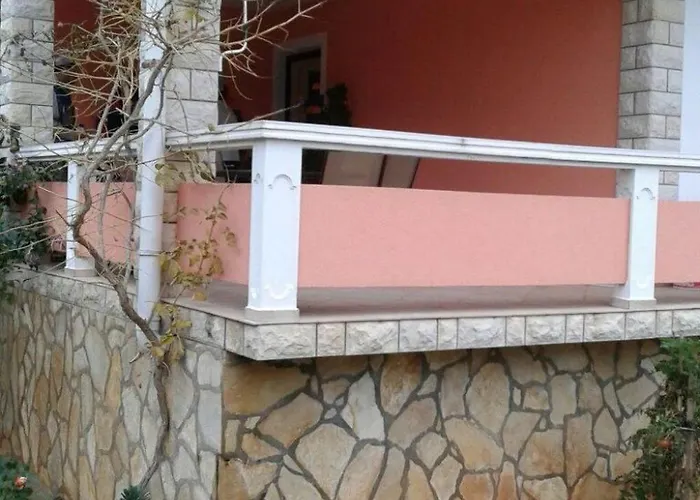 Geraeumige Mit Schoenem Garten By Interhome