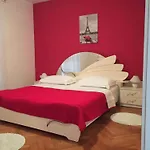 Geraeumige Mit Schoenem Garten By Interhome