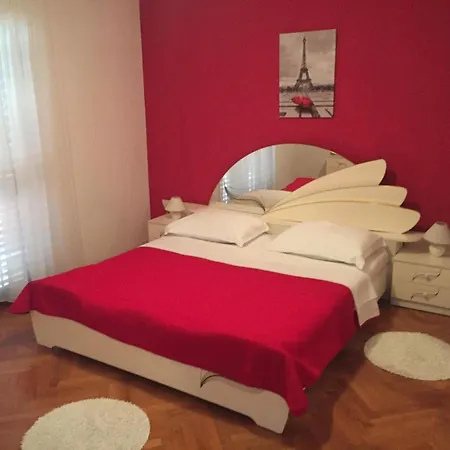 Geraeumige Mit Schoenem Garten By Interhome * 维尔