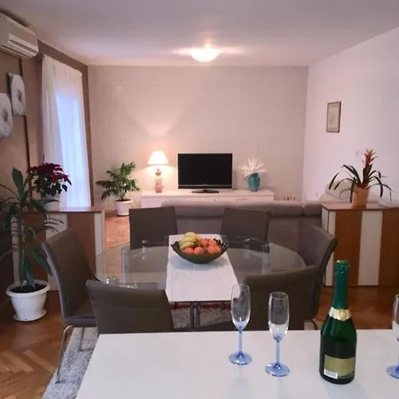 Geraeumige Mit Schoenem Garten By Interhome Apartmán *