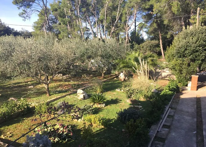 Geraeumige Mit Schoenem Garten By Interhome *